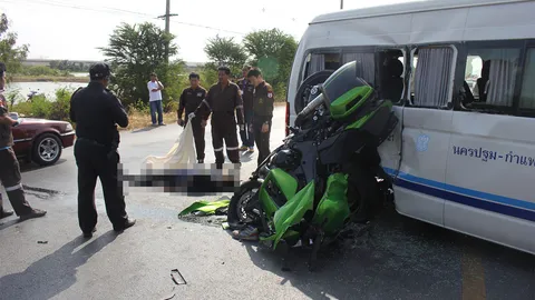 บิ๊กไบค์ชนรถตู้นครปฐม ล้อหลังชี้ฟ้าทับคนขับดับ สาวซ้อนท้ายบาดเจ็บ