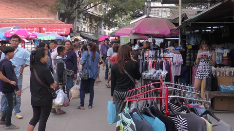 ปีใหม่ชายแดนคึกคัก ไฮโซพม่าขับรถมาช็อปปิ้งที่ตาก เงินสะพัด 100 ล้าน