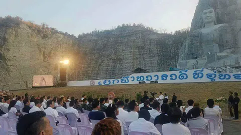 ปชช.แห่กราบไหว้พระใหญ่ แน่นหน้าผามังกรบิน เมืองสุพรรณในโอกาสขึ้นปีใหม่