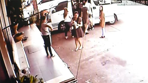 ภาพสุดท้ายรถตู้มรณะ ก่อนชน25ศพ เห็นลุงคนขับ-ผู้โดยสารขึ้นรถ (ชมคลิป) 