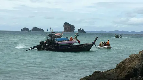 เรือหางยาวเครื่องดับ ชนหินท้องแตกน้ำเข้า จนท.เกาะพีพีเข้าช่วยปลอดภัย