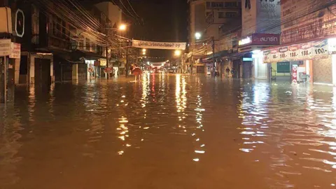 ฝนถล่มหนักทั้งคืน น้ำป่าไหลทะลักซ้ำ ย่านการค้าอ.ทุ่งสงอ่วม! จมบาดาล