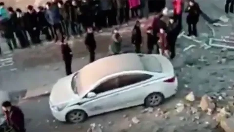 ไอ้หยา! ส้วมจีนระเบิดตูมสนั่น ตาย 1 เจ็บ 7 เละเหมือนเขตวอร์โซน (ชมคลิป)