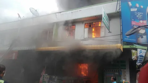 ระทึก! ไฟไหม้ตึกแถวตลาดเมืองศรีราชา วอด 10 กว่าคูหา เสียหาย 20 ล้าน