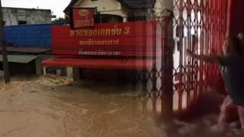 แชร์สะพัด! น้ำป่าทะลัก อ.ท่าชนะ สาวร้านทองบอกเกิดมาไม่เคยพบเจอ