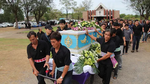 ครอบครัวทยอยทำพิธีฝัง-เผาเหยื่อรถตู้มรณะที่จันทบุรี แล้ว 7 ราย