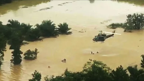 เกาะติดน้ำท่วมภาคใต้ : แม่ทัพภาค 4 ขึ้นฮ. หย่อนอาหารช่วยผู้ประสบภัย