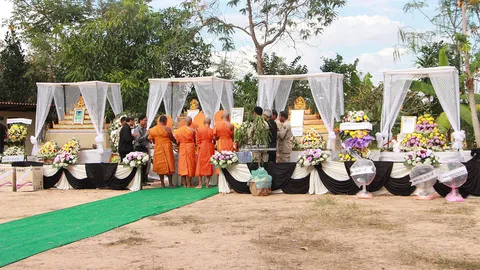 เผาศพพ่อแม่ลูกตระกูลหาญเสมอ เหยื่อรถตู้มรณะ ญาติเศร้าทำใจไม่ได้