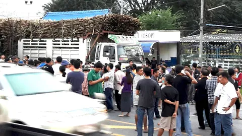 ชาวไร่อ้อยนครสวรรค์ ลุกฮือ! ปิดถนน ไม่ยอมให้รถบรรทุกขึ้นชั่ง