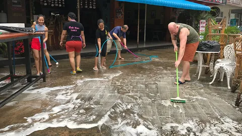 ชาวสุราษฎร์ เร่งทำความสะอาดหลังน้ำแห้ง พบข้าวของพังเสียหายอื้อ