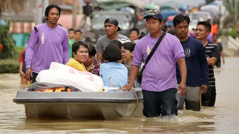 เชื่อมต่อระบบสื่อสาร 3 เครือข่ายเร่งบรรเทาทุกข์ลูกค้าใต้น้ำท่วม