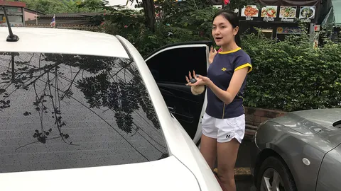 ชายโรคจิตตามติดพริตตี้สาว ได้จังหวะเปิดประตูรถนั่งคู่ ขอร่วมหลับนอน