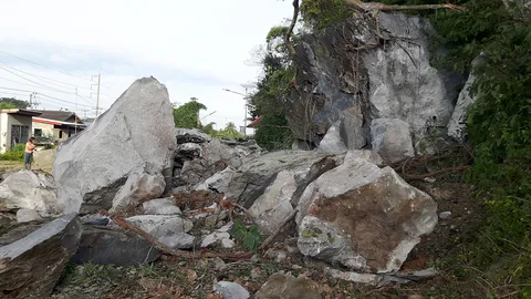 หินยักษ์เขาน้อย จ.สตูล ถล่มร่วงสไลด์ปิดถนน ขวางการจราจร