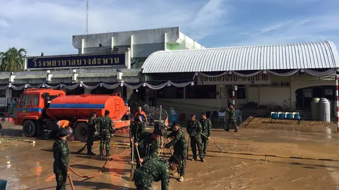 บางสะพานน้ำลด! รพ. เร่งฟื้นฟูขนอุปกรณ์แพทย์เข้า เปิดบริการ 13 ม.ค.นี้