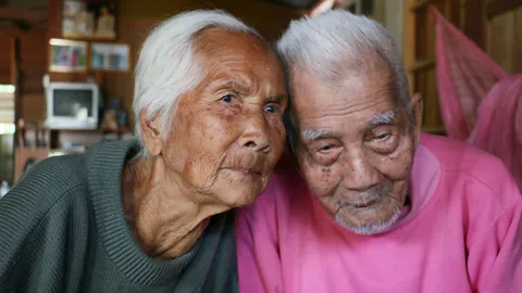 รักนิรันดร์! 2ตายายอายุยืน 108 กับ 104 ปี อยู่มา 6 แผ่นดินยังแข็งแรงดี