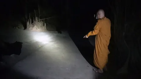 พระอุดรฯ ก๊งเหล้าขาว ดักทำร้ายพระวัดเดียวกันสลบ คาดไม่พอใจฟ้องถูกตะคอก