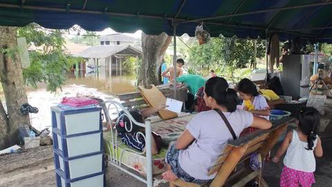 ชาวพุนพินช้ำ! น้ำท่วมสูงต้องหนีกางเต็นท์นอนริมถนน แถมไร้ห้องน้ำใช้