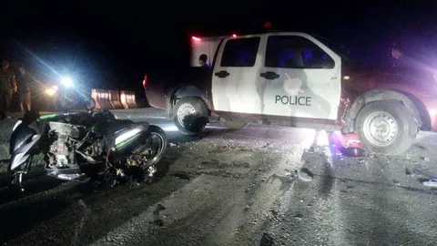 ชาวบ้านชนตำรวจ ขับรถตราโล่เลี้ยวยูเทิร์นตรงทางมืด โจ๋16ทิ่มกลางลำสาหัส