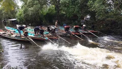 ชาวบ้านปากพนังหวั่นท่วมซ้ำ ใช้เรือหางยาวผลักดักน้ำ คล้ายแบบกองทัพเรือ