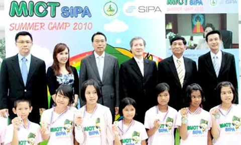เพาะเมล็ดพันธุ์ต้นกล้าครีเอทีฟกับ Summer Camp 2010
