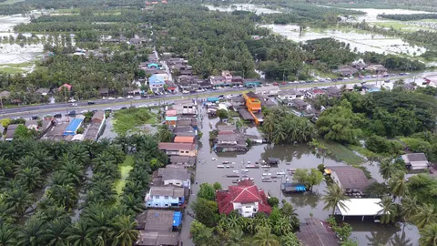 หอการค้า ประเมินผลกระทบ เหตุน้ำท่วม 12 จว.ภาคใต้ ฉุดจีดีพี 0.1-0.7% 