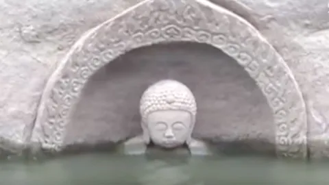 ตะลึง พบพระพุทธรูปโบราณ600ปี โผล่เหนือน้ำที่จีน จมมานานครึ่งศตวรรษ (ชมคลิป)