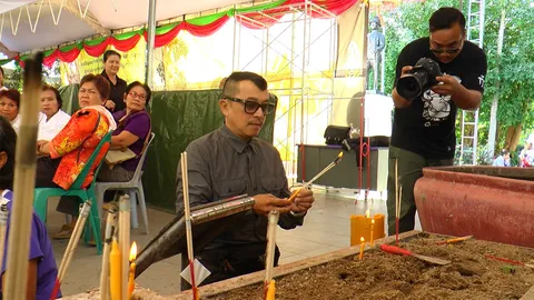 ‘ติ๊ก ชีโร่’ ตะลุยอุตรดิตถ์ ชมวัดพระแท่นศิลาอาสน์ พาดูของดีทั่วจังหวัด