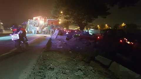 22 ล้อหักหลบกระบะ ลูกพ่วงสะบัด พลิกตกร่องถนน ข้าวสาร 34 ตันหล่นกระจาย