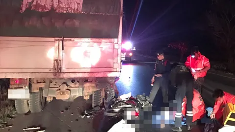 ดวงซวย! หนุ่มอุดรฯ ขี่ จยย.ชนรถบรรทุกอ้อยจอดเสียข้างถนนมิตรภาพดับสยอง