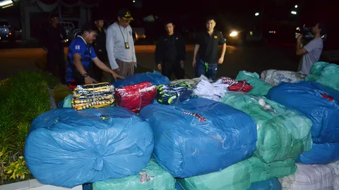 รวบคาด่านบ้านเขาดิน 10 หนุ่มเขมร ลอบขนสินค้าแบรนด์เนมเข้าไทย 41 กระสอบ