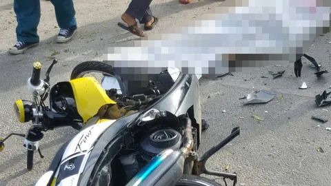 พ่วงลพบุรีเลี้ยวตัดหน้า จยย. สาว 18 กระเด็นเข้าใต้รถถูกล้อทับดับสลด