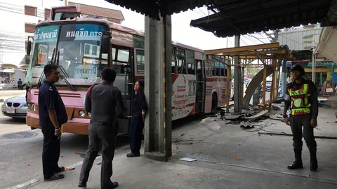 แรงทะลุป้าย! โชเฟอร์รถเมล์สาย 90 พุ่งชนศาลา ผู้โดยสารเจ็บเล็กน้อย