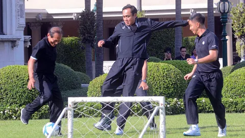 'บิ๊กตู่' นำ ขรก.ออกกำลังกาย นำลงเตะบอลแต่พ่ายทีมเลขาฯ หวิว 1-0