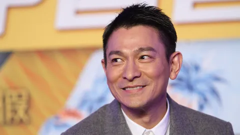 ช็อก หลิว เต๋อหัว ซุป’ตาร์ดัง ถ่ายโฆษณาในไทย ม้าพยศ สะบัดตก เจ็บหนัก