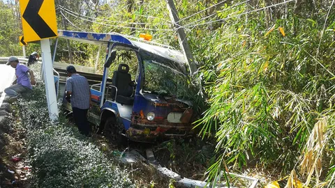 มุกดาหาร สั่งยกเลิกรถรางขึ้นวัดรอยพระพุทธบาทภูมโนรมย์ หลังแหกโค้ง
