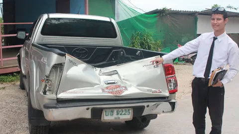 ระทึก ปางช้างภูเก็ต พลายหนุ่มกลัวเข็มเจาะเลือด วิ่งตะบึงชนรถพังยับ 