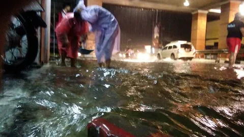 ฝนตกหนัก สงขลาน้ำไหลเอ่อเข้าห้างฯ ปัตตานีท่วมถนนหลายสาย รถติดขัด