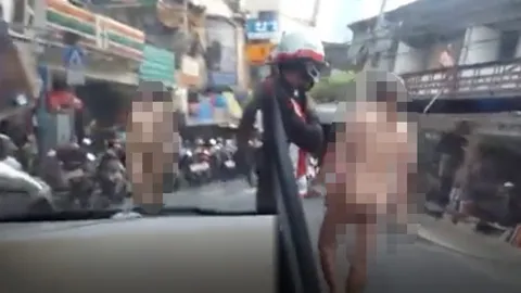 ตร.แจง! คนบ้าแก้ผ้า-ถือไม้ ยืนอาละวาดกลางถนนหน้า รร.ดัง