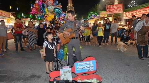 ชื่นชม สวป.จิตอาสา เล่นดนตรีเปิดหมวก