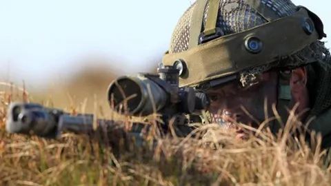  สไนเปอร์ SAS ฮีโร่  ยิงกระสุนนัดเดียว ปลิดชีพไอซิสตายเรียบ 3 ศพ 