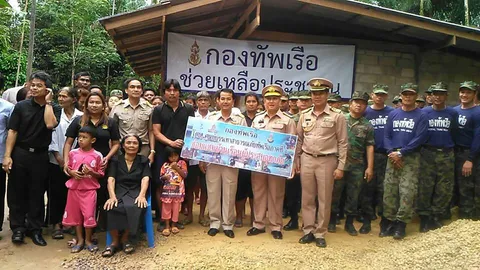 ผบ.ทร.ภ.1 เยี่ยมชาวชุมพร ส่งทหารช่าง ซ่อมแซมบ้านถูกน้ำซัดเสียหาย