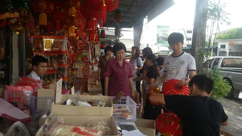 ชาวกระบี่ แห่ซื้อของไหว้เจ้าล่วงหน้า คาดกำลังซื้อหดตัว หลังน้ำท่วมใหญ่