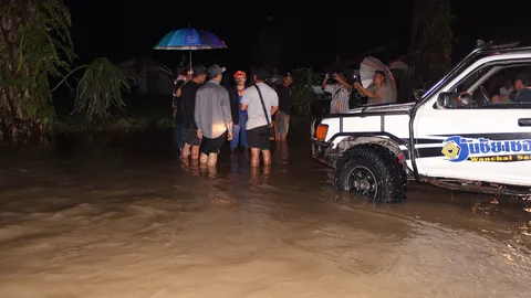 น้ำป่าจากภูเขาค่ายสุราษฎร์ฯ ไหลเข้าบ้าน-ท่วมพื้นที่ ต.สินเจริญ 