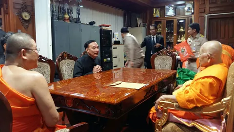 'ออมสิน' เข้าสักการะ 'สมเด็จวัดปากน้ำ' ปัดคุยมาตรา 7