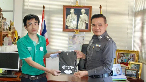 มอบประกาศเกียรติคุณ หนุ่มพนักงานห้างโลตัสลับแล เก็บเงินเกือบ 2 แสน