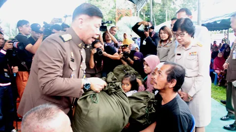 ร.10 ทรงห่วงใยผู้ประสบภัยน้ำท่วมยะลา โปรดเกล้าฯองคมนตรีลงพื้นที่เยี่ยม