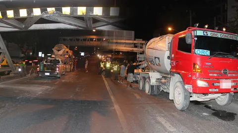 รถปูนชุ่ย ฝ่าขึ้นสะพานข้ามแยกพญาไท ชนคานจำกัดความสูง จราจรติดแหง็ก