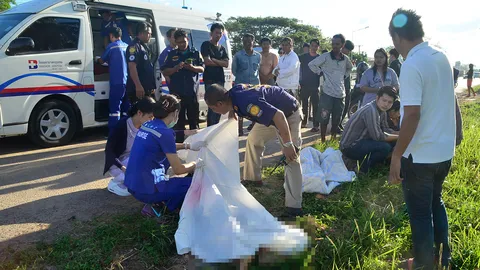 เฒ่าตราดขี่ จยย.ข้ามถนนไปหาหมอ กระบะทางตรงเบรกไม่ทันชนดับ