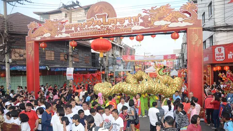ตรุษจีนโคราช-อุบลฯ คึกคักผู้คนแห่เที่ยว ดูเชิดสิงโต แห่มังกรทอง