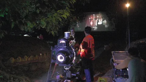 ฉายหนังผีให้บรรพบุรุษในป่าช้า ฉลองวันตรุษจีน ชาวบ้านจูงลูกหลานร่วมชม (ชมคลิป)